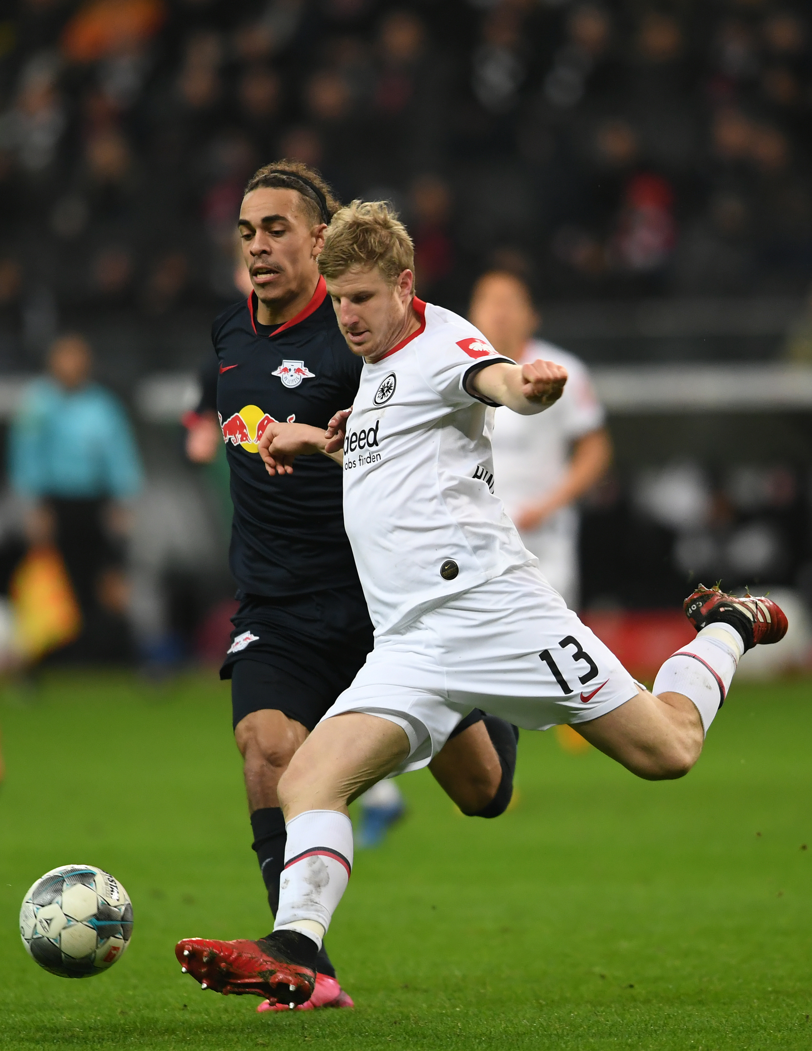 包含莱比锡完胜对手，继续领跑德国足球联赛的词条