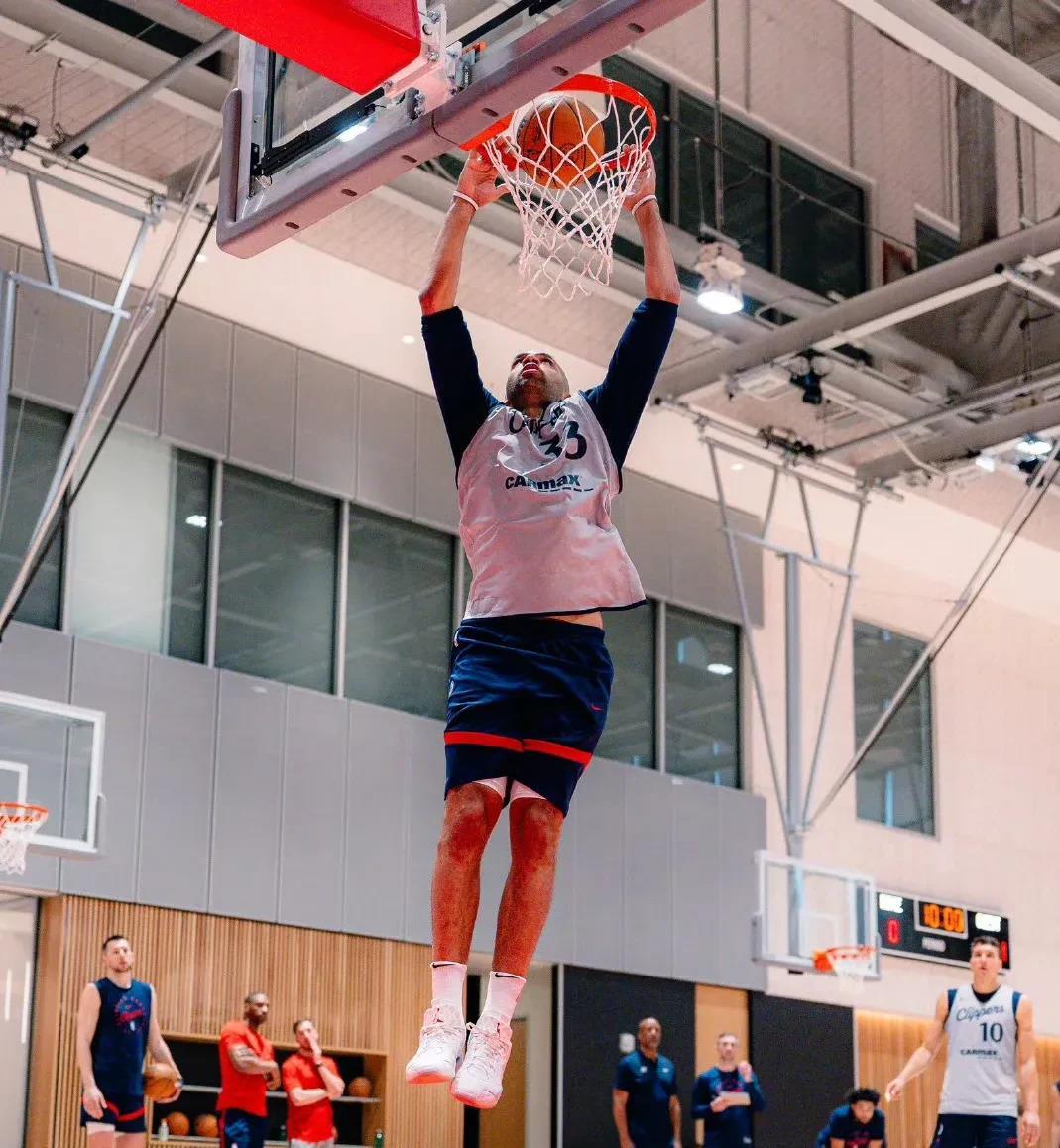 九游体育平台-快船球队备战季后赛，全队备战认真