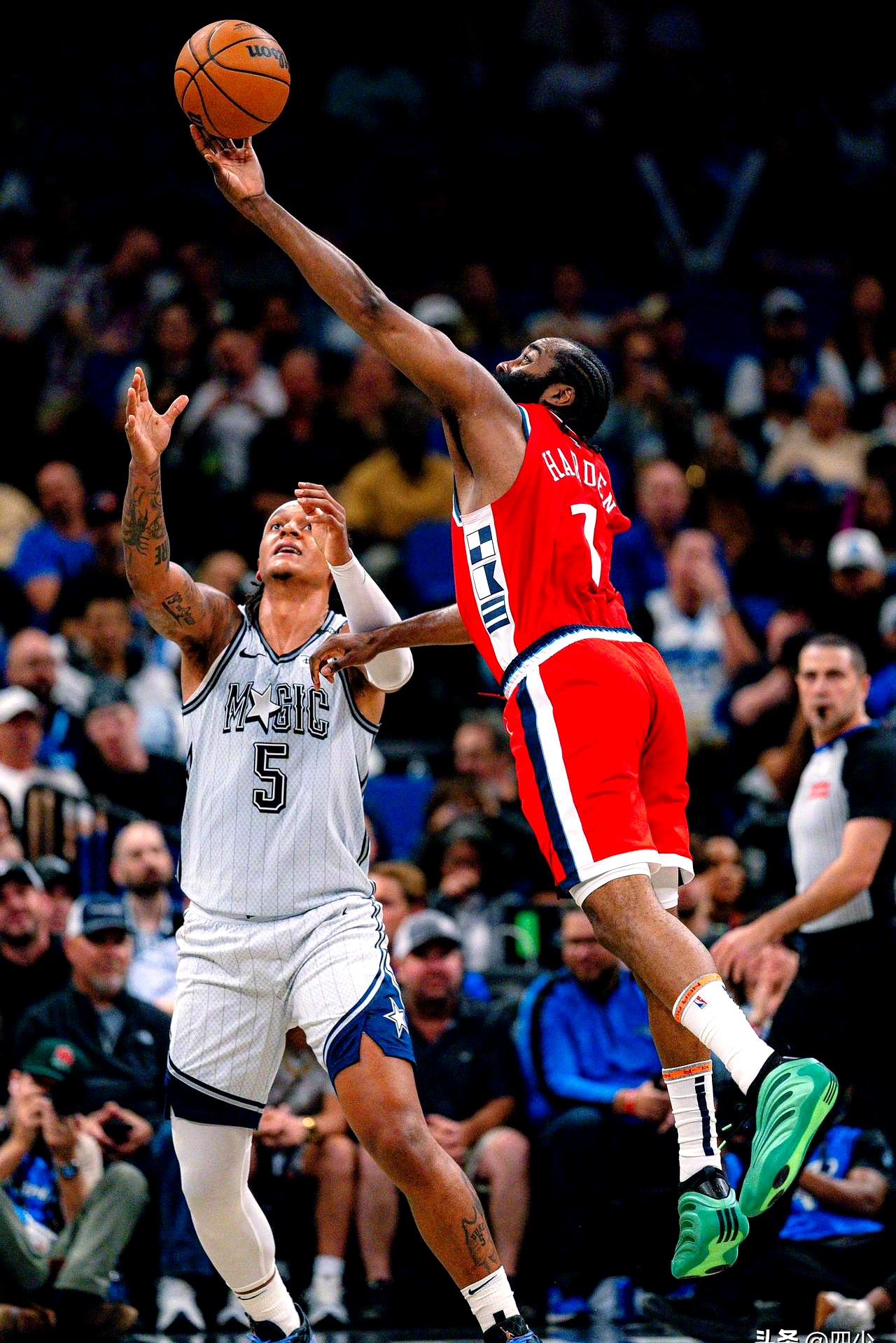 快船球队备战季后赛，全队备战认真