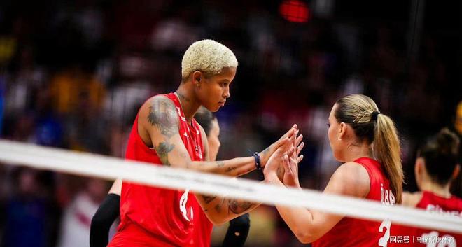 土耳其举重选手力克对手,赛场上创造新辉煌 土耳其举重选手力克对手,赛场上创造新辉煌