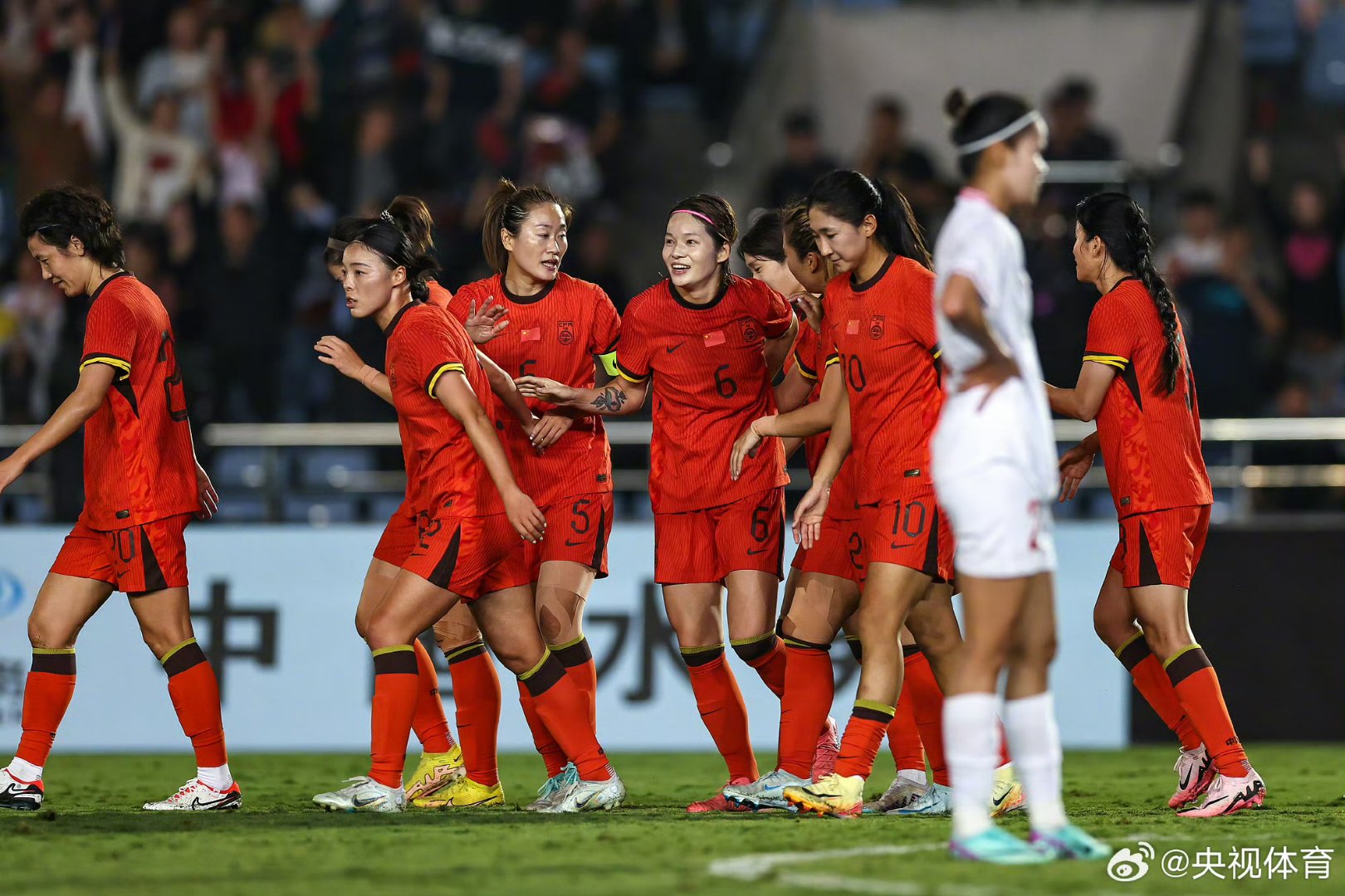 在女足比赛中，中国队以悬念胜出晋级八强
