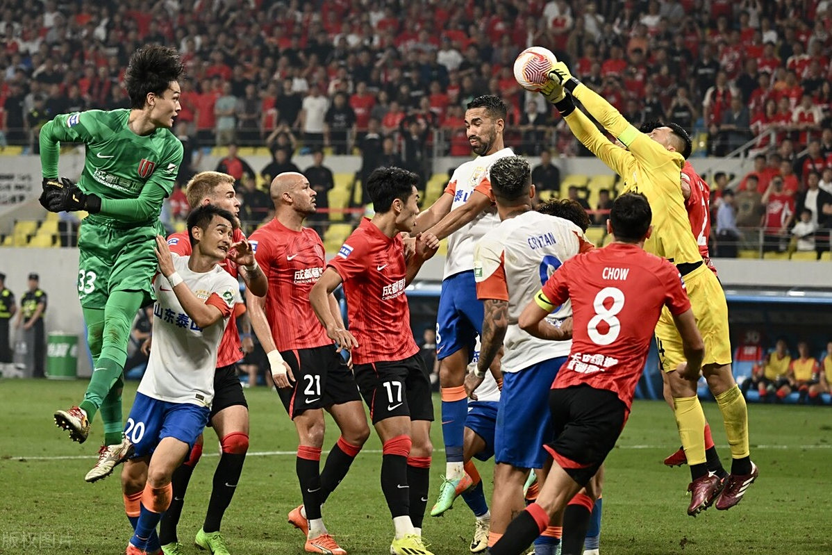 气势汹汹两队士气高昂的相互对抗的简单介绍