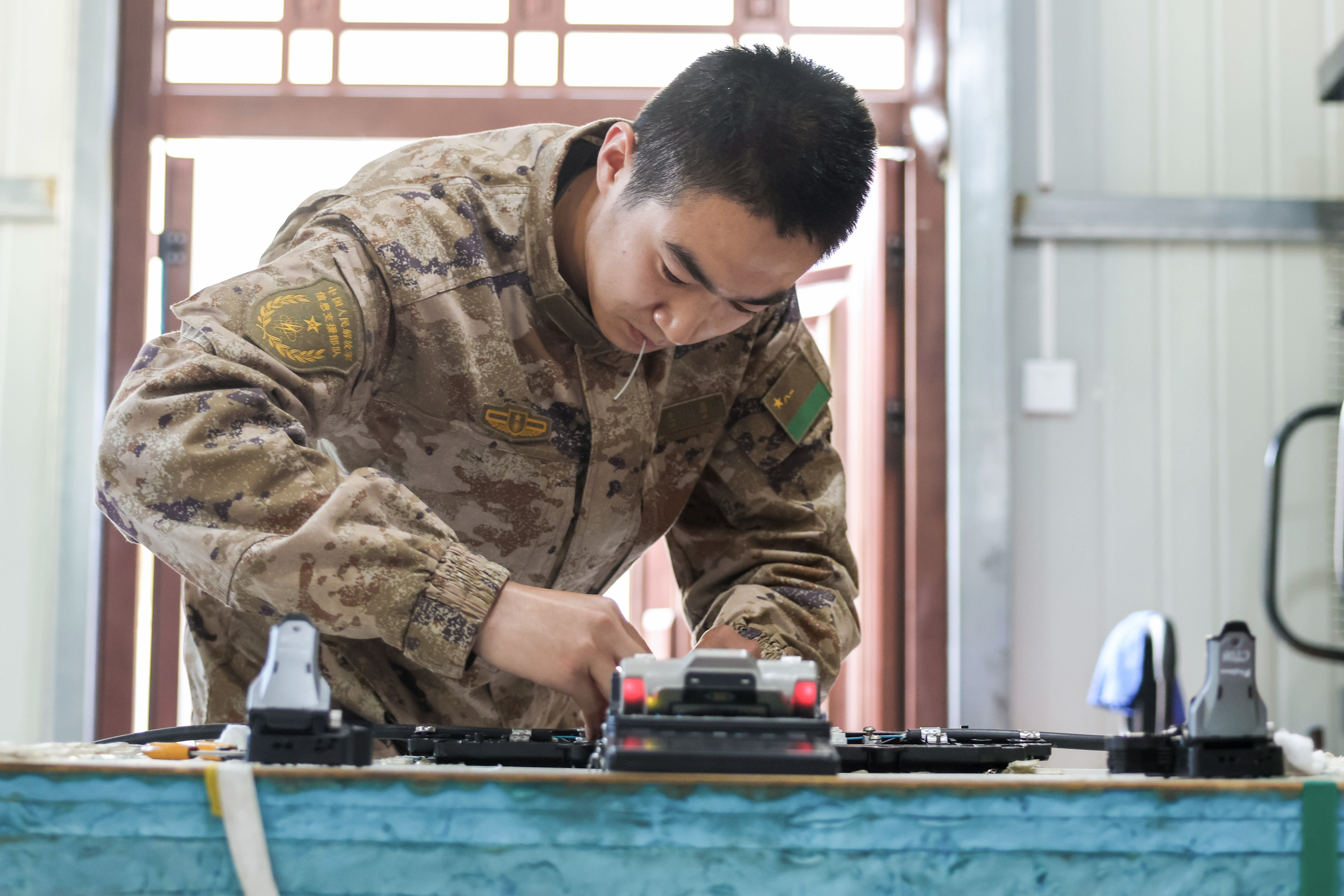 经过数月激烈训练，决斗时刻的青年英雄终现真身的简单介绍