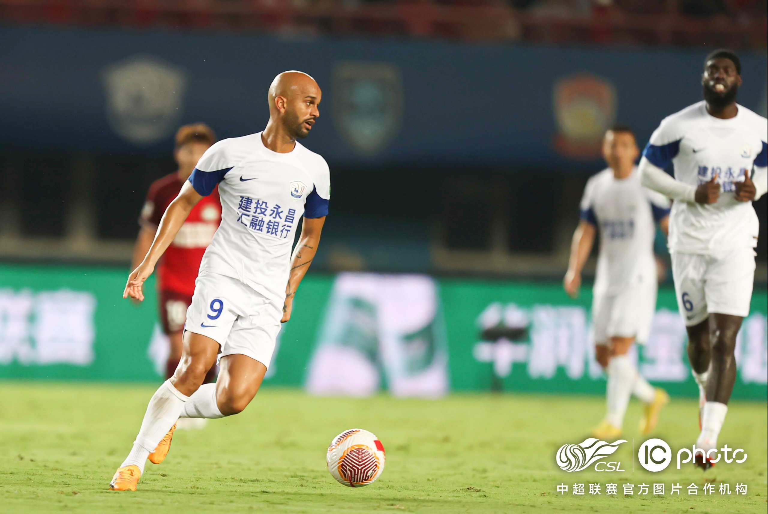 关于重庆斯威球员全力备战国际对手，冲刺胜利的信息