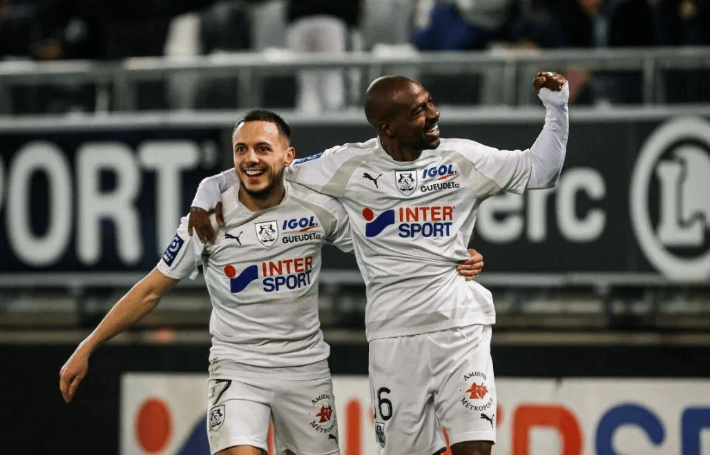 关于亚眠队举办公益训练营，弘扬足球文化的信息