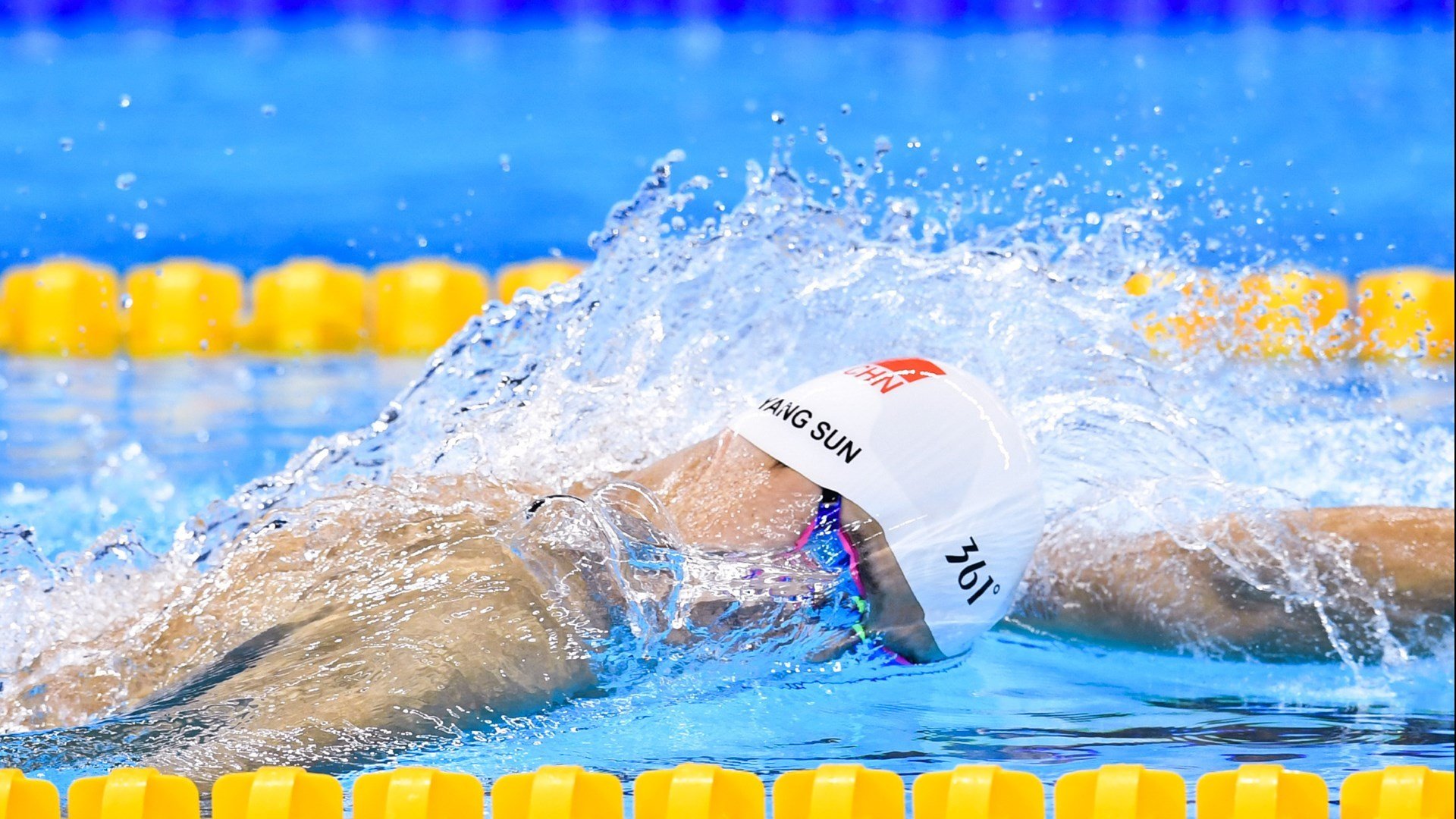 灰熊强行终结深圳队,爱德华兹成为关键先生